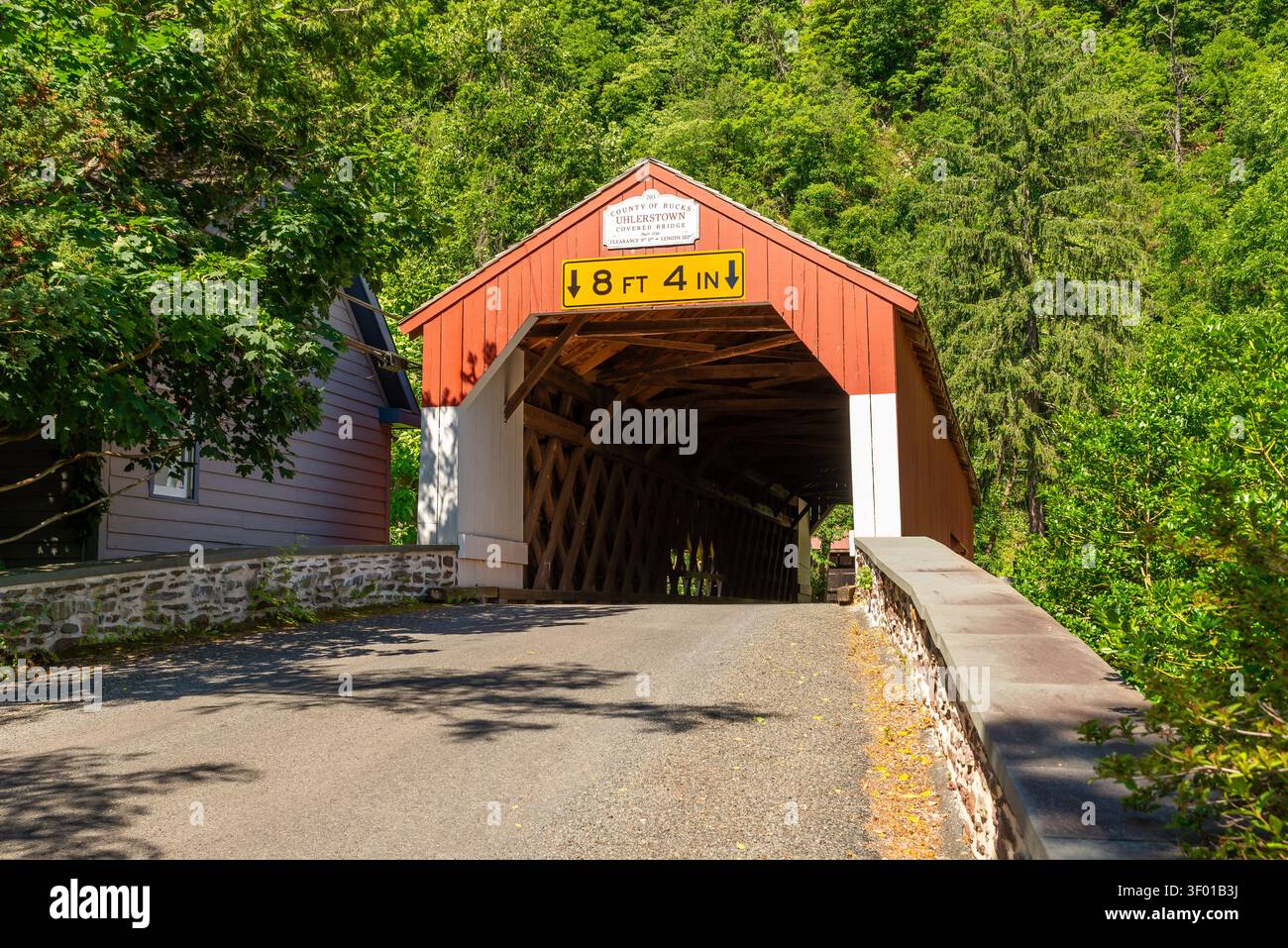 Pont couvert historique d'Uhlerstown enjambant le Delaware canal dans le comté de Bucks, Pennsylvanie. Banque D'Images