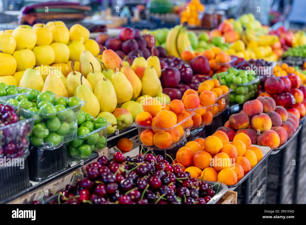 Divers types de fruits et légumes au marché des agriculteurs. Nourriture Banque D'Images
