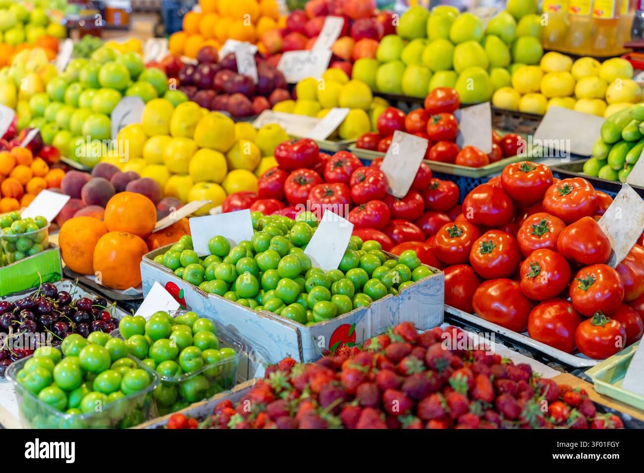Divers types de fruits et légumes au marché des agriculteurs. Nourriture Banque D'Images