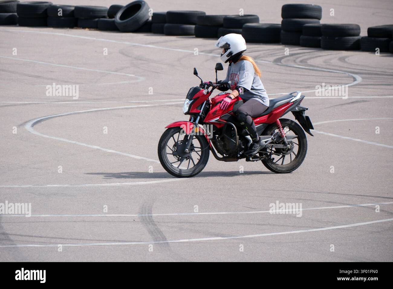 KIEV, UKRAINE, 5 JUILLET 2026, étudiant pratiquant des compétences de conduite de moto sur un cours de formation avec équipement de sécurité pendant une leçon pratique à un mot Banque D'Images