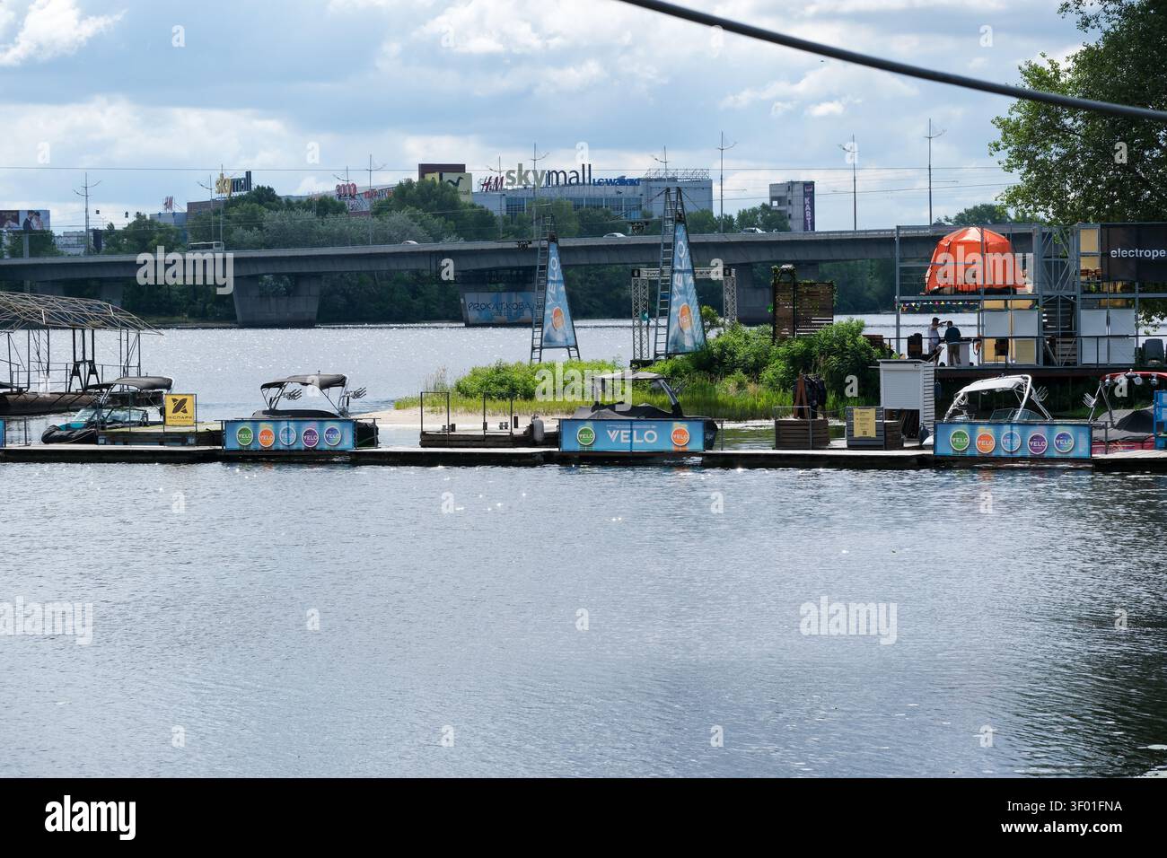 KIEV, UKRAINE, 5 JUILLET 2026, Marina avec des bateaux de location, des quais flottants et des installations de loisirs au bord de l'eau sur les backwaters du fleuve Dnipro avec Banque D'Images