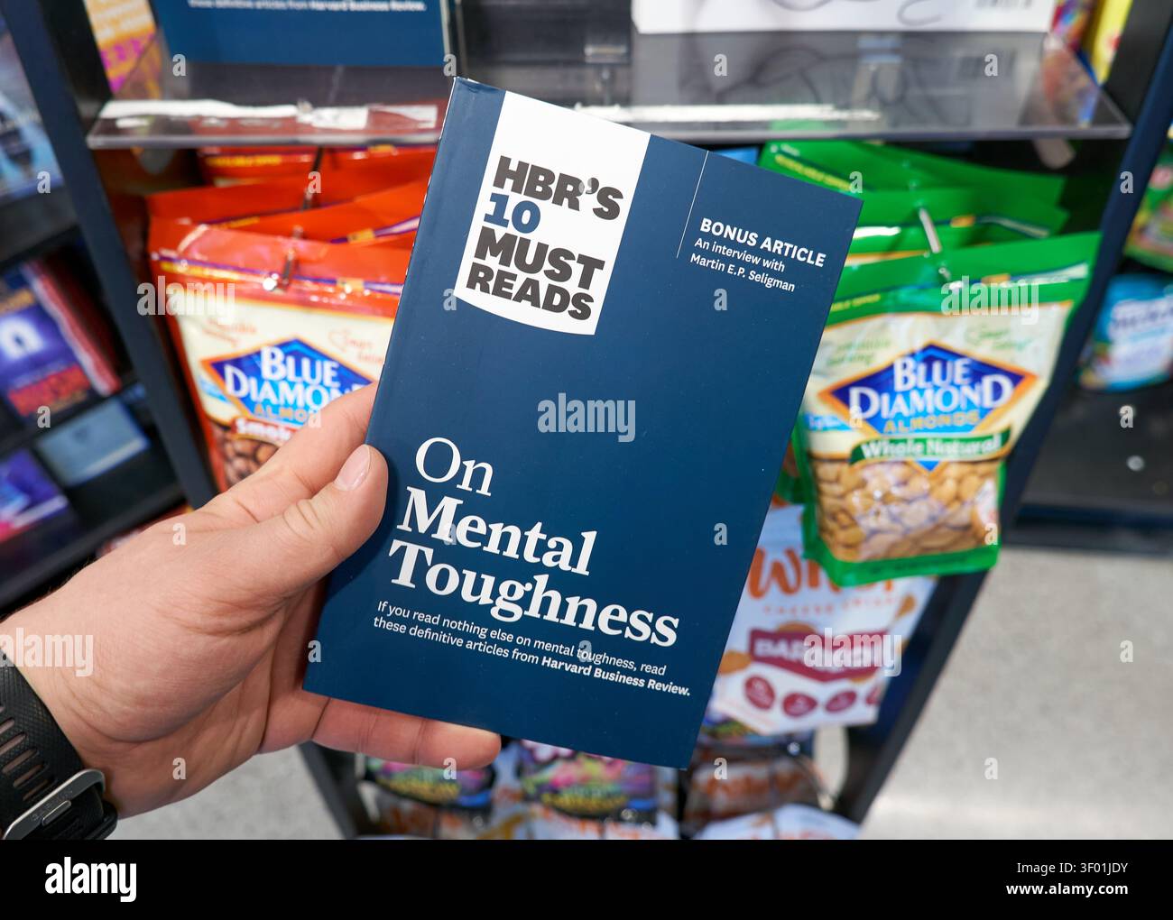 CHICAGO, il, États-Unis - 03 MARS 2021 : la main d'une personne tient une copie de 'HBR's 10 Must Reads on mental Tenghness' dans un magasin. Le livre comprend un art bonus Banque D'Images