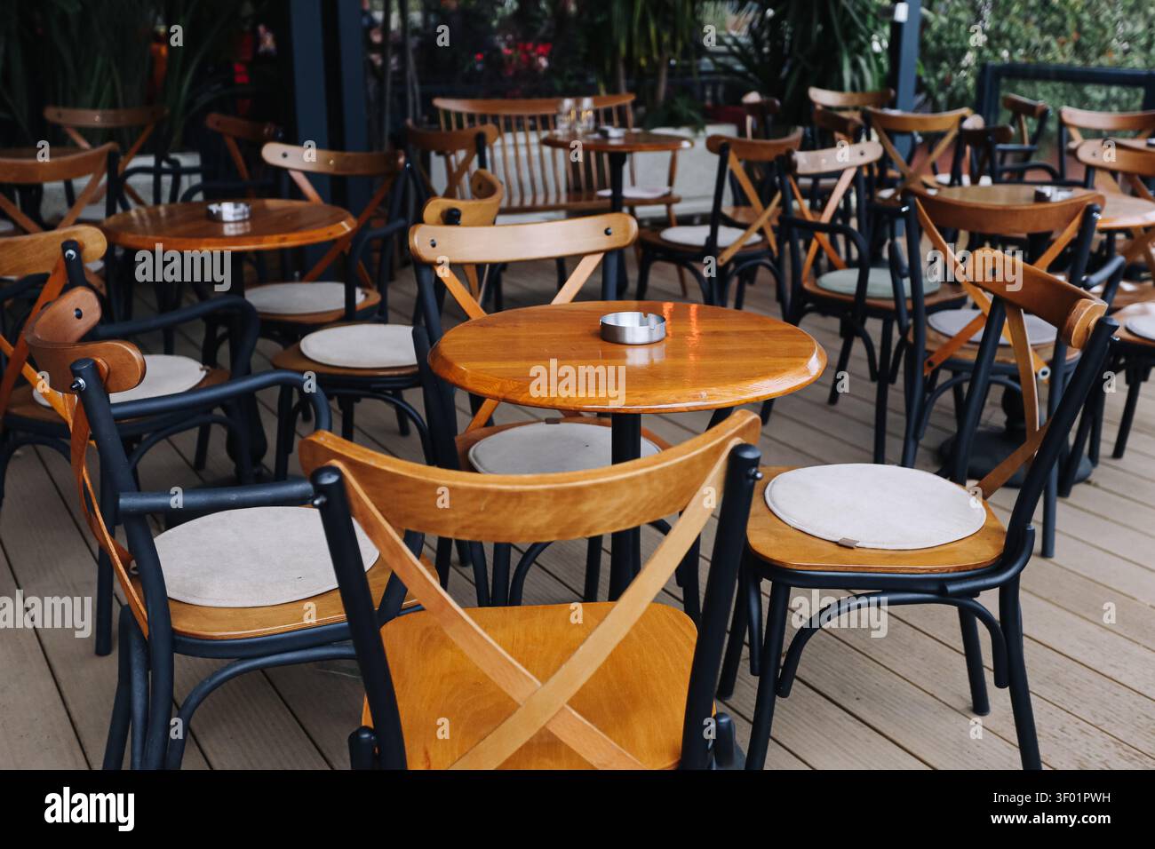 Tables et chaises vides d'un café en terrasse. Arrière-plan d'hospitalité pour les repas de loisirs, le tourisme, les réunions sociales et l'aménagement des sièges des restaurants. Banque D'Images