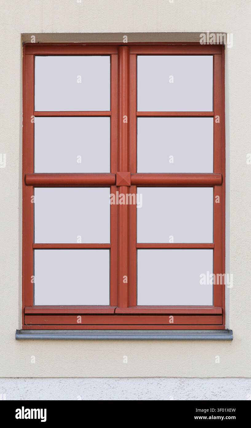 Fenêtre en bois marron unique isolée sur un mur blanc de bâtiment. Arrière-plan architectural pour la rénovation de maison, la construction, la conception résidentielle et la propriété Banque D'Images
