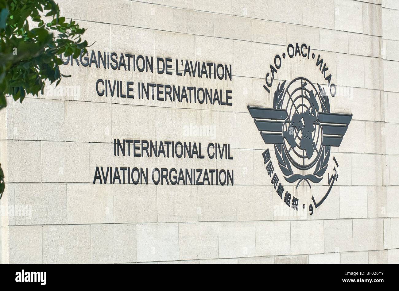 MONTRÉAL, CANADA - 24 MAI 2021 : la façade du siège de l'Organisation de l'aviation civile internationale (OACI) est représentée avec son emblème et son texte Banque D'Images