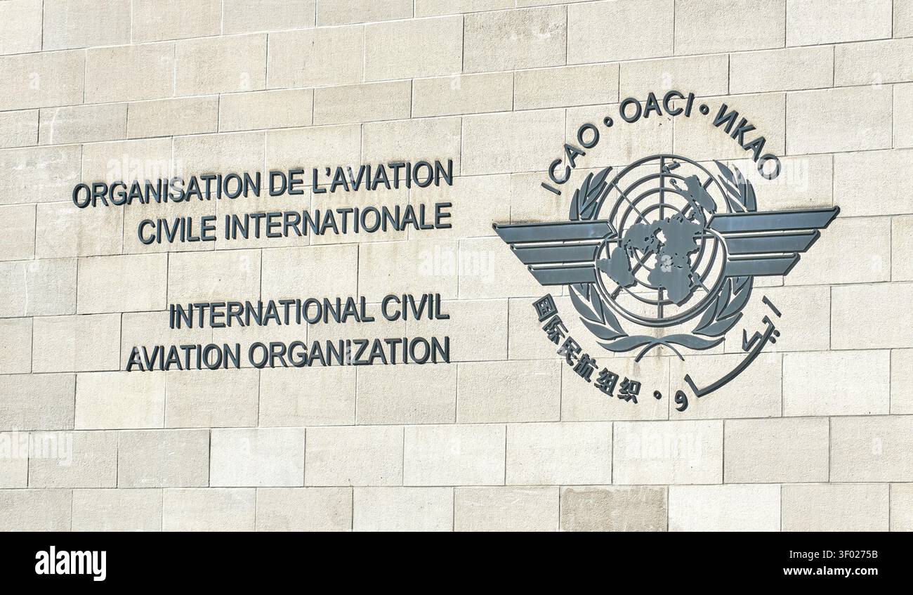 MONTRÉAL, CANADA - 24 MAI 2021 : L'emblème de l'Organisation de l'aviation civile internationale (OACI) est affiché bien en vue sur un mur de pierre. L'OACI est Banque D'Images