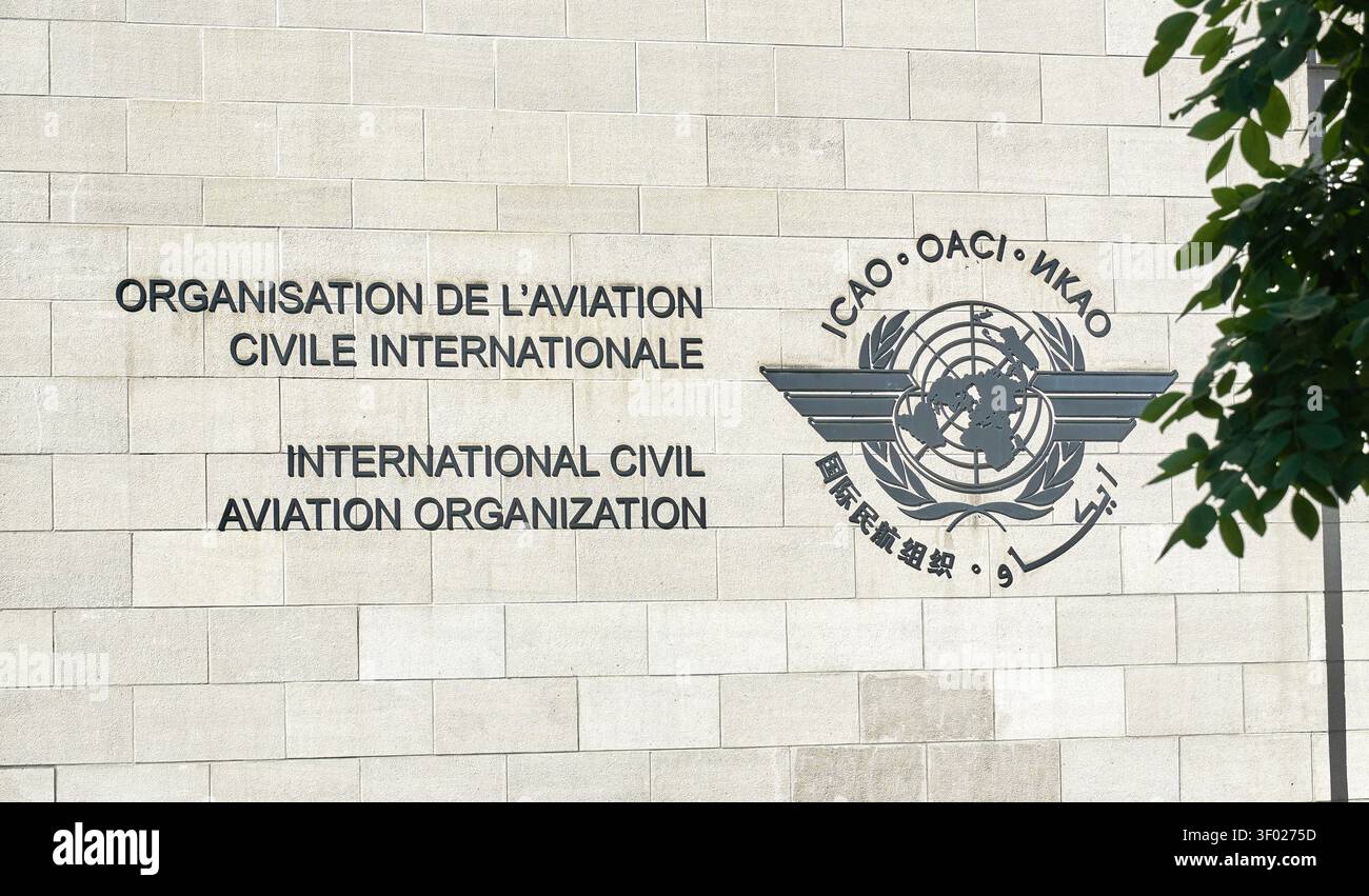MONTRÉAL, CANADA - 24 MAI 2021 : la photo capture le logo et le nom de l'Organisation de l'aviation civile internationale (OACI) sur un mur de pierre. Le tex Banque D'Images