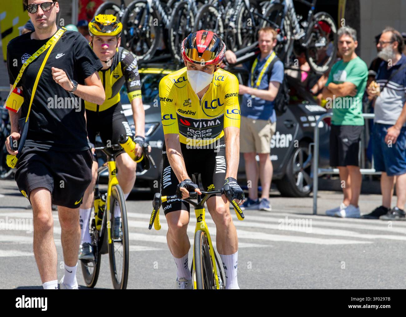 Tour de France 2026, étape 2, TARRAGONE à BARCELONE Jonas VINGEGAARD, Visma Location d'un vélo ne prenant aucun risque de maladie sur son chemin vers le panneau pour l'étape 2 crédit : Peter Goding/Alamy Live News Banque D'Images