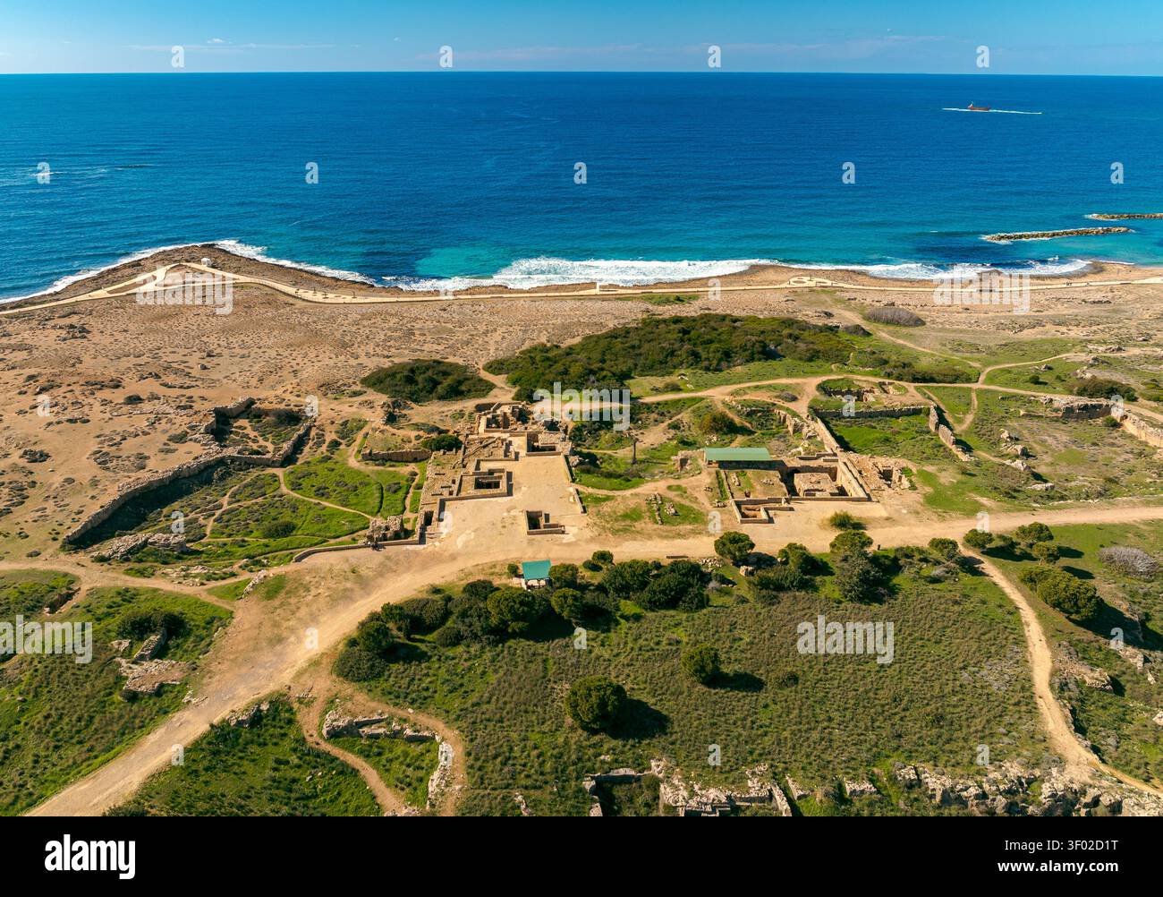 Vue aérienne du site archéologique d'Agios Theodoros avec des ruines antiques, des fondations en pierre et des sentiers dressés contre la côte méditerranéenne Banque D'Images