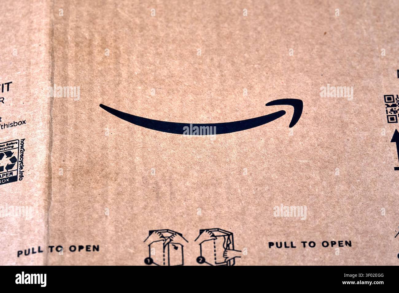 DALLAS, TX, États-Unis - 16 FÉVRIER 2024 : une boîte en carton Amazon est présentée avec le logo emblématique Amazon Smile affiché en évidence en noir. La boîte i Banque D'Images