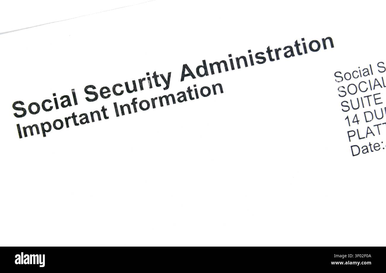 DALLAS, TX, États-Unis - 16 FÉVRIER 2024 : une image en gros plan d'un document de l'Administration de la sécurité sociale, mettant en évidence des informations importantes concernant Banque D'Images