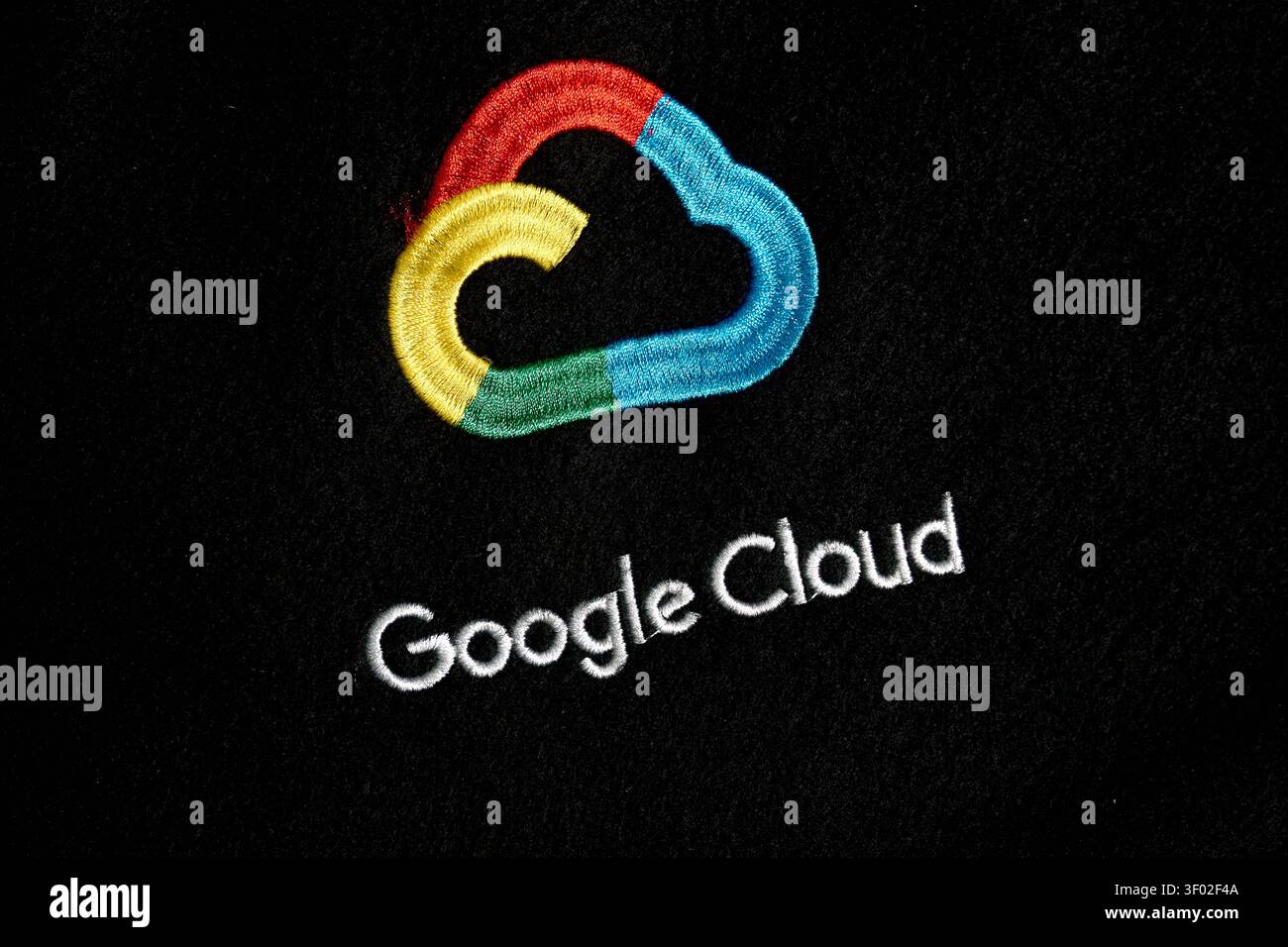 DALLAS, TX, États-Unis - 16 FÉVRIER 2024 : un logo Google Cloud brodé aux couleurs rouge, jaune, vert et bleu est affiché sur un tissu noir sur Banque D'Images