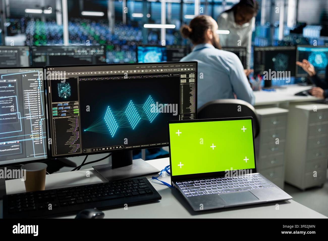 Les ingénieurs travaillent avec un ordinateur portable dans un hub de serveur pour prendre en charge les systèmes d'intelligence artificielle. Banque D'Images