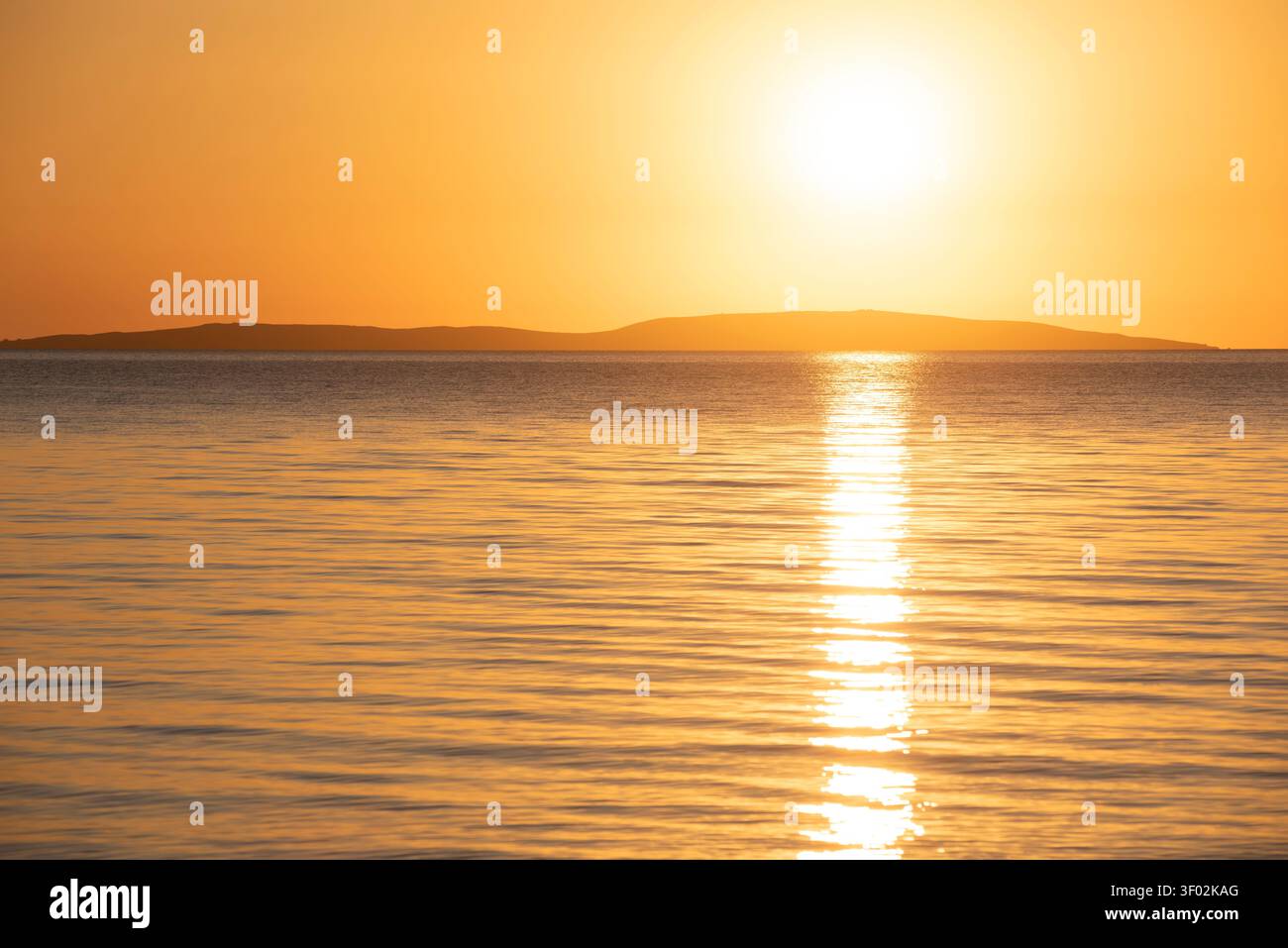 Coucher de soleil sur la côte de la mer d'Azov dans le paysage de Crimée Banque D'Images