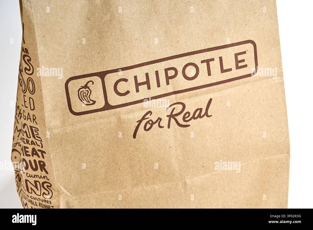 DALLAS, TX, États-Unis - 16 FÉVRIER 2024 : un sac en papier de la marque Chipotle avec le texte « for real » photographié à Dallas. Le sac est marron avec le Chip Banque D'Images