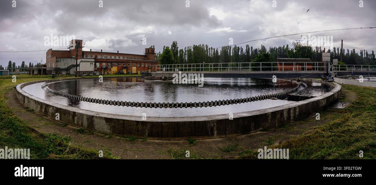Station moderne de traitement des eaux usées, grand réservoir de purification de l'eau. Banque D'Images