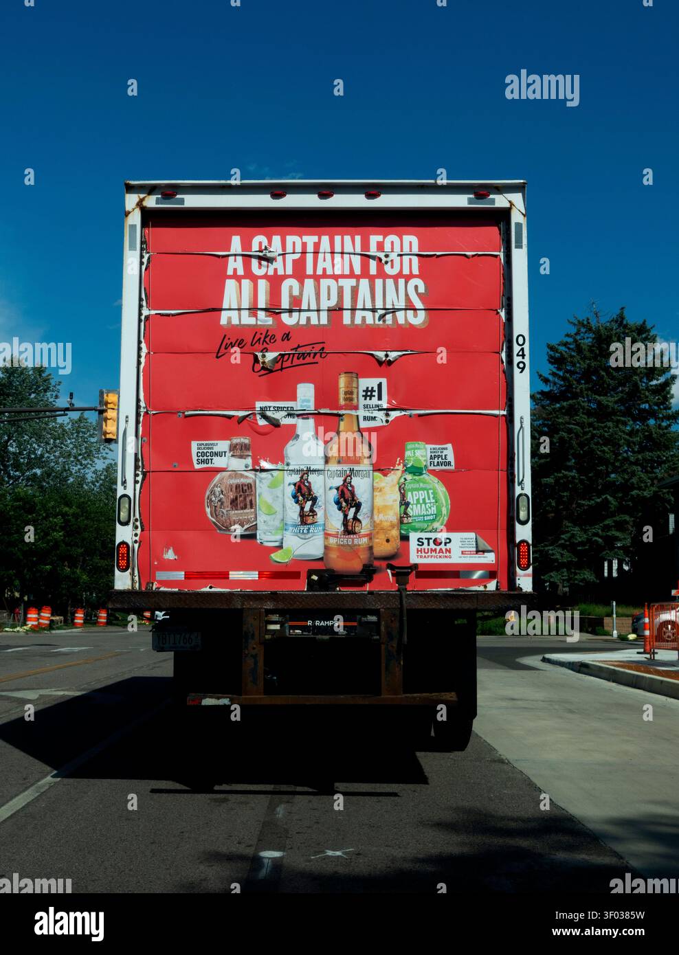 Panneau arrière altéré d'un camion de livraison Captain Morgan Rum. St Paul Minnesota MN États-Unis Banque D'Images