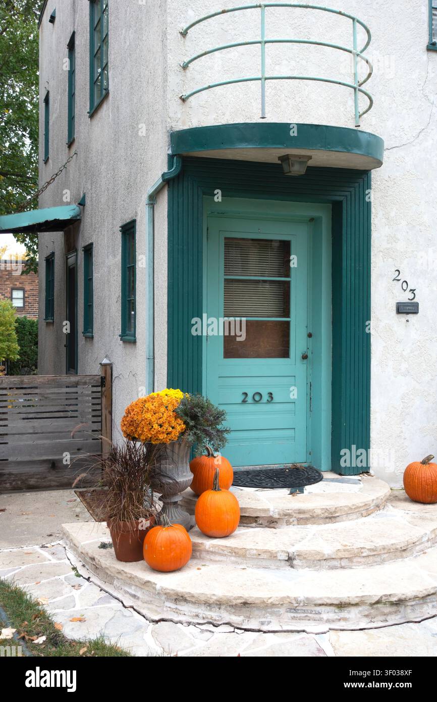 Célébration de l'automne sur les marches de cette maison de style moderne avec citrouilles et urne florale à l'entrée. St Paul Minnesota MN États-Unis Banque D'Images