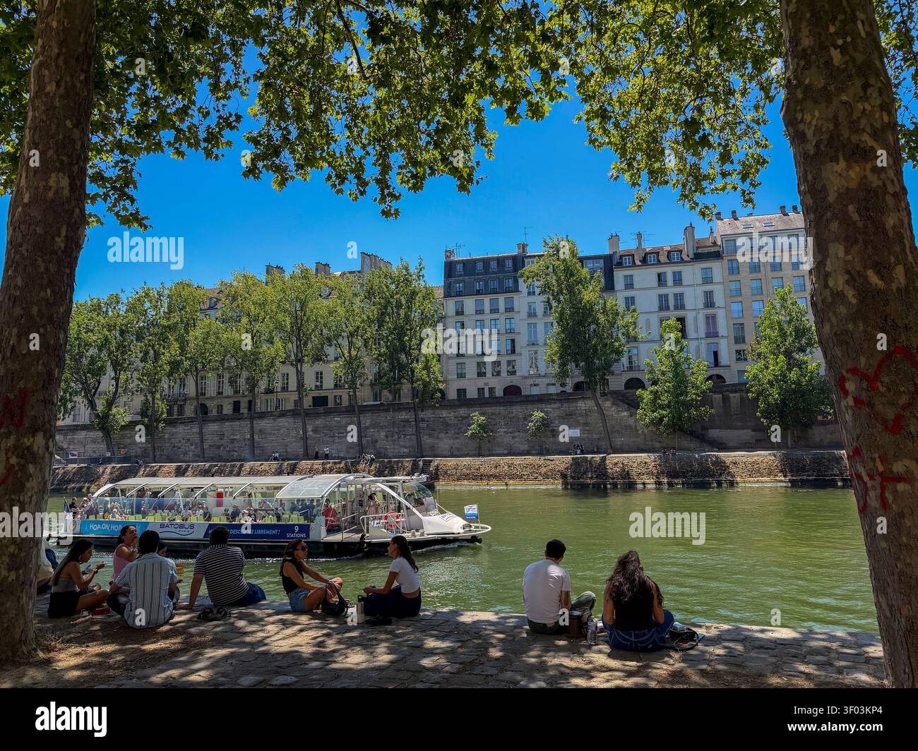 Paris, France, Vue grand angle, Paris Plages, Foule de personnes se détendant à l'ombre, Seine, Canicule estivale, Bateau de touristes, Pittoresque, Paris ensoleillé Banque D'Images