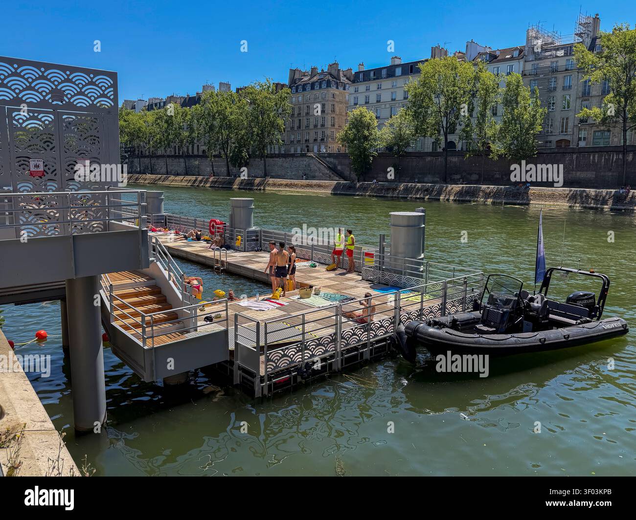 Paris, France, Vue grand angle, Paris Plages, Gens nageant dans la Seine, Canicule estivale, Scénique, Paris ensoleillé Banque D'Images