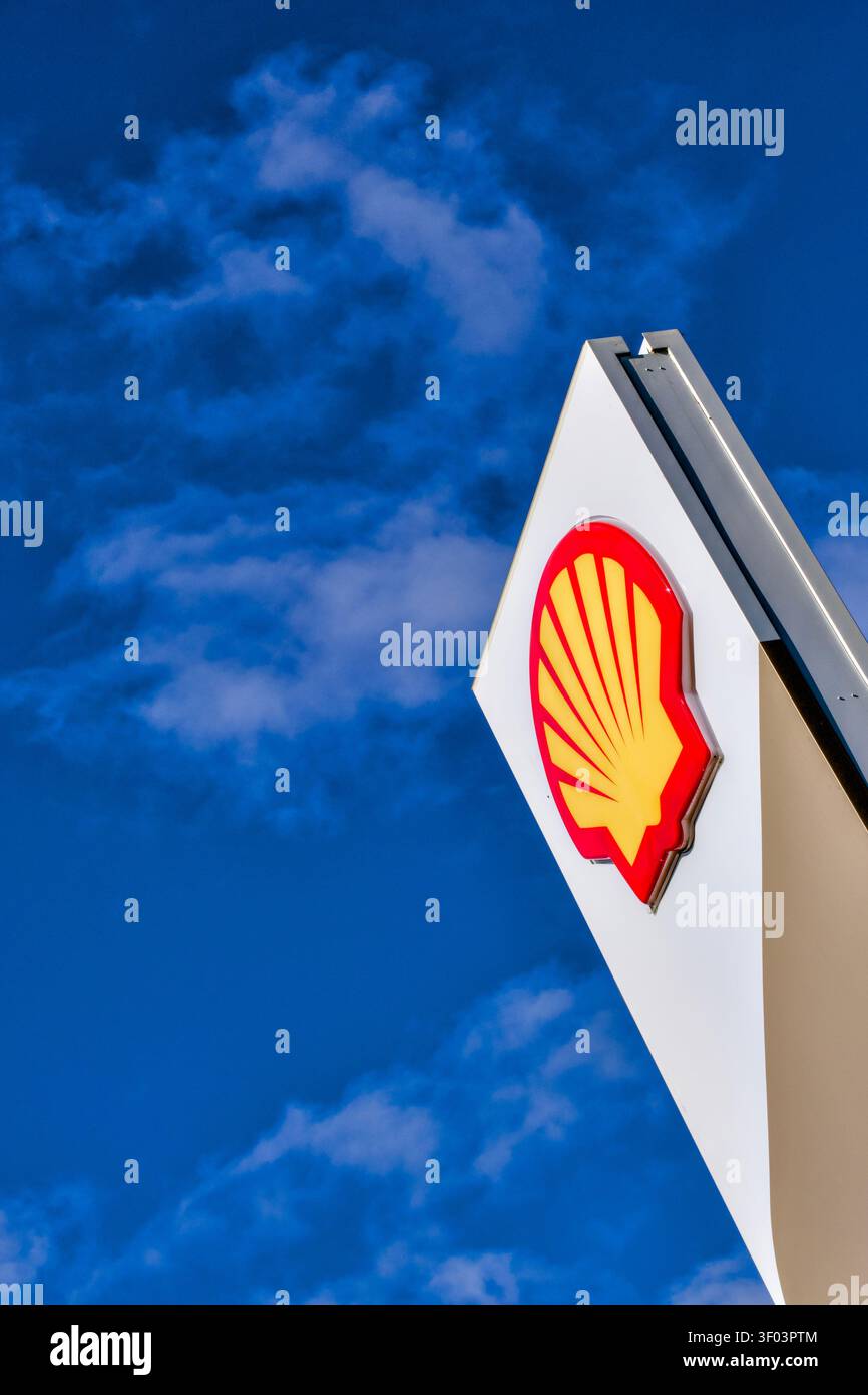 Station-service Shell avec points de recharge et Little Waitrose, North Western Avenue, Watford, Hertfordshire, Angleterre, U.KK. Banque D'Images