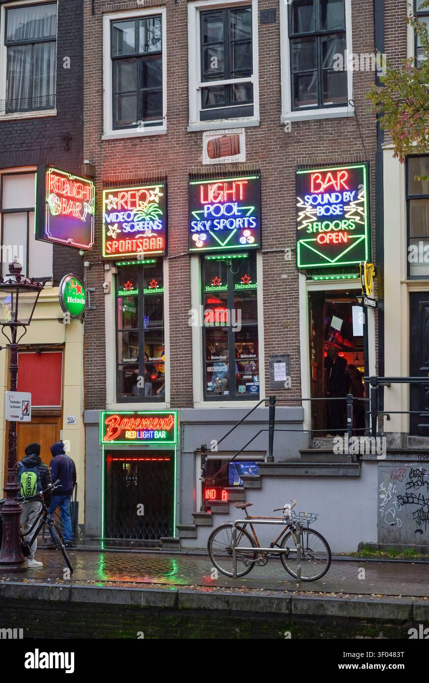 Red Light Bar, Sportsbar, Oudezijds Achterburgwal, rue dans le quartier des divertissements, Red Light District, vieille ville, centre-ville, Amsterdam, Netherl Banque D'Images