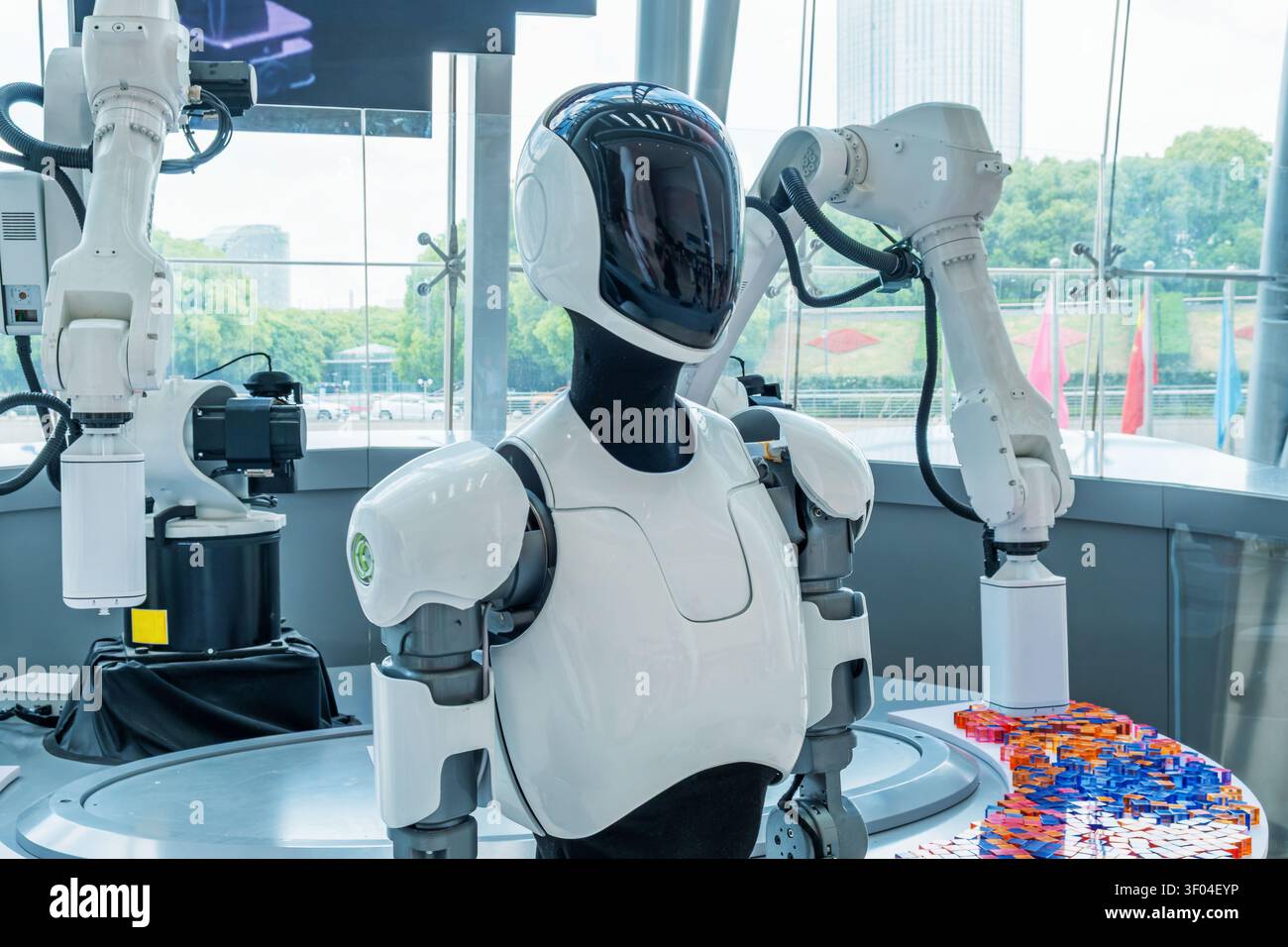 Robot humanoïde exposé avec des bras robotiques dans la démonstration de technologie avancée. Intelligence artificielle moderne, robotique et automatisation industrielle Banque D'Images