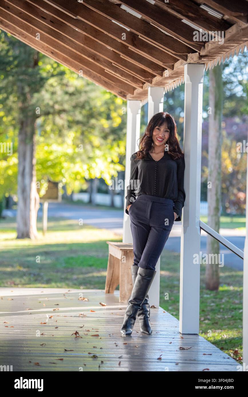Une jolie femme chinoise sur un porche de campagne Banque D'Images