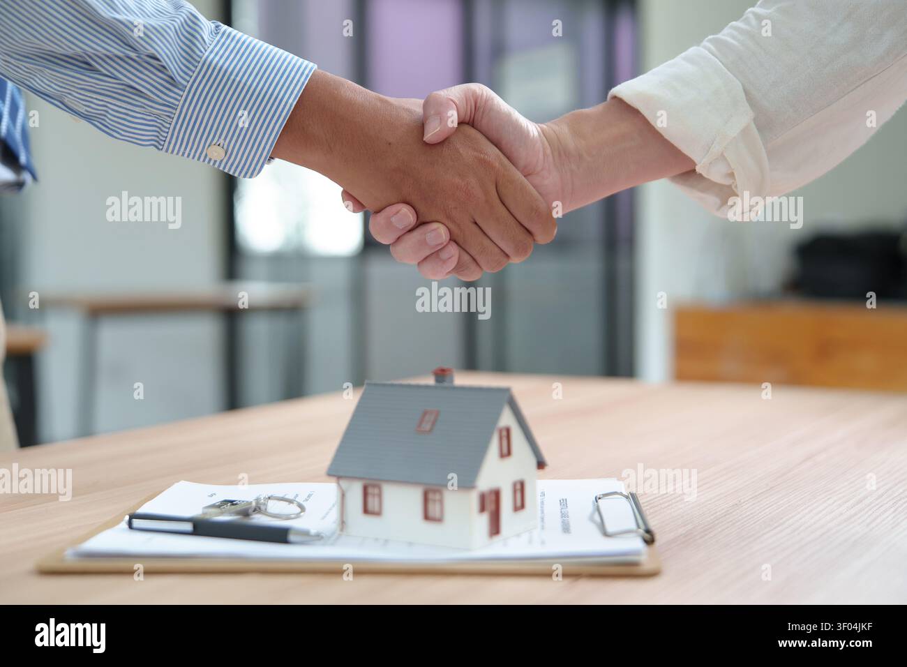 Poignée de main d'affaires sur le contrat d'achat de maison dans l'immobilier T Banque D'Images