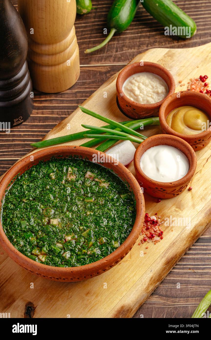 Soupe traditionnelle d'okroshka froide avec légumes frais Banque D'Images