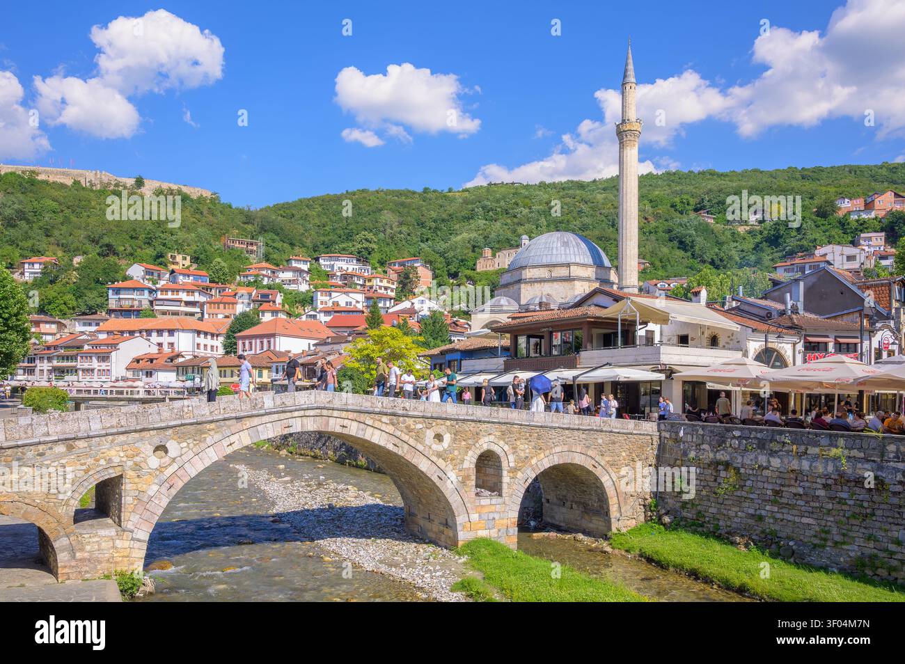 Prizren, Kosovo – 5 juillet 2026 : Mosquée Sinan Pacha et vieille ville le long de la rivière Lumbardhi Banque D'Images