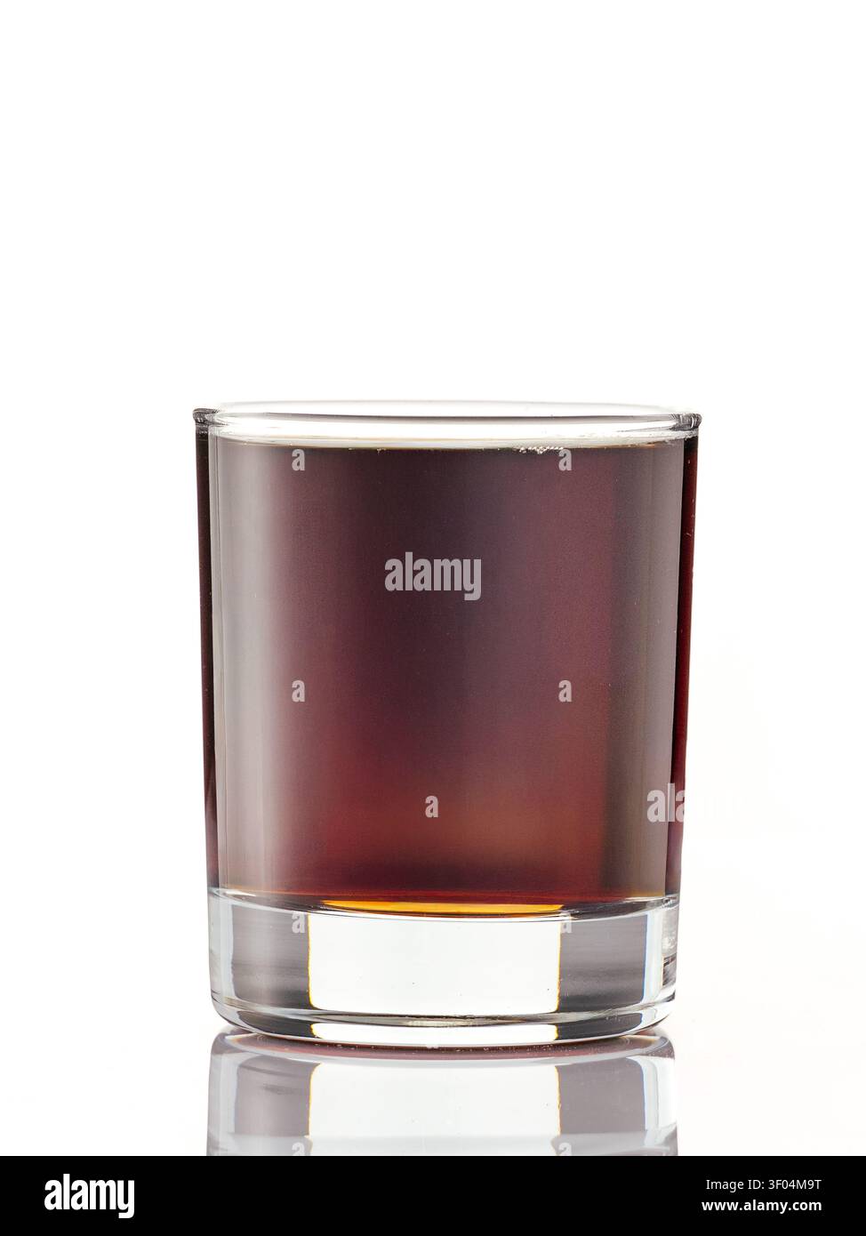 Verre de soda foncé ou de liqueur sur fond blanc Banque D'Images
