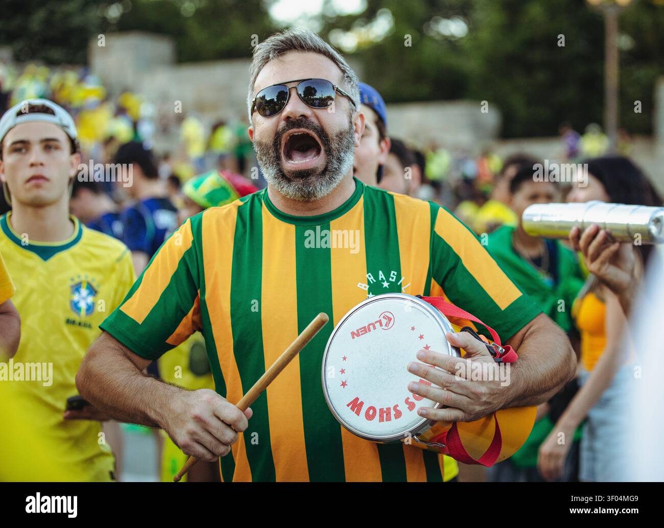Un passionné de football brésilien joue du tambour à Philadelphie Banque D'Images