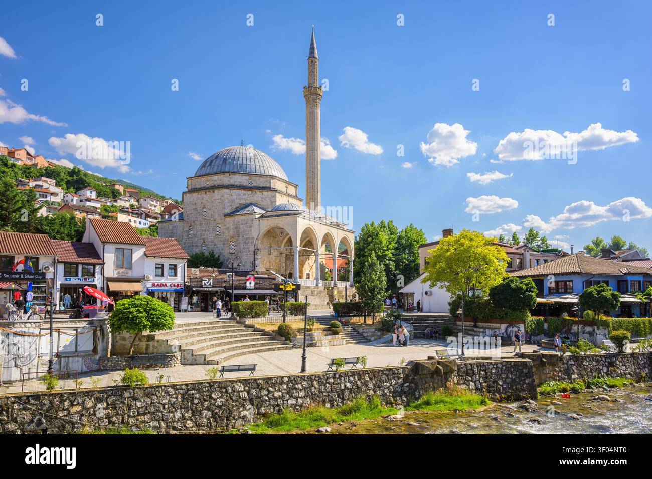 Prizren, Kosovo – 5 juillet 2026 : Mosquée Sinan Pacha et vieille ville le long de la rivière Lumbardhi Banque D'Images