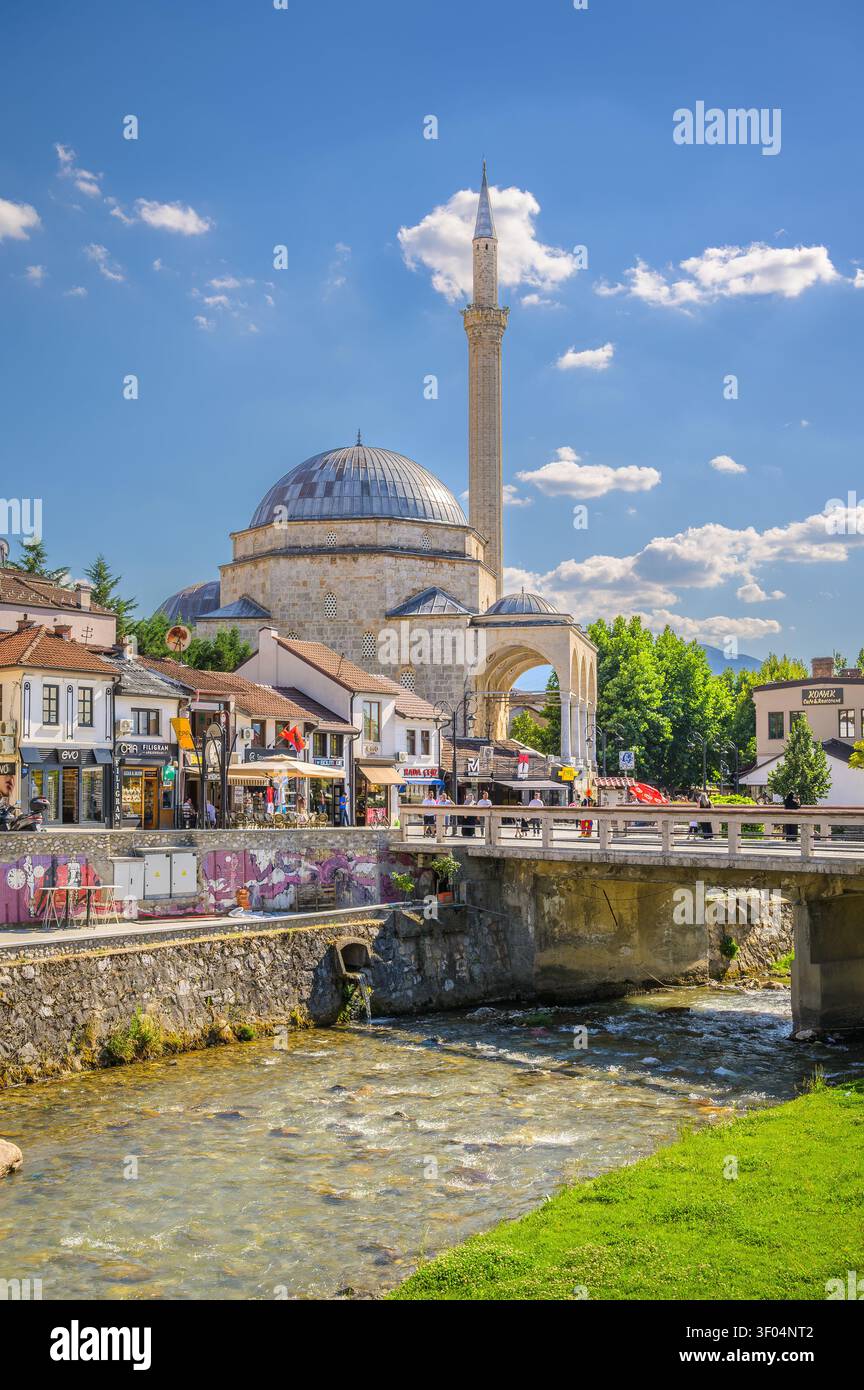 Prizren, Kosovo – 5 juillet 2026 : Mosquée Sinan Pacha et vieille ville le long de la rivière Lumbardhi Banque D'Images