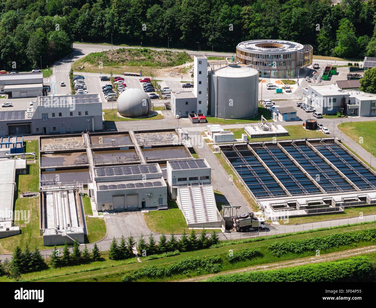 La vue aérienne montre une usine de traitement des eaux usées traitant l'eau pour la protection de l'environnement et l'approvisionnement en eau propre. Banque D'Images