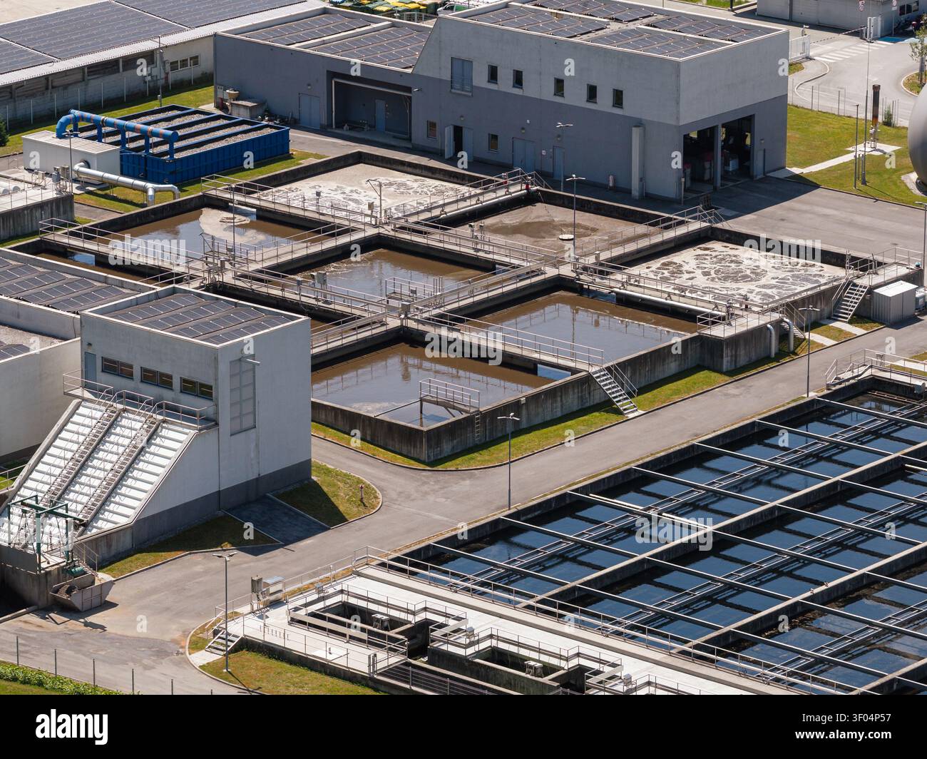 Vue d'une station centrale de traitement des eaux usées qui traite l'eau urbaine et industrielle pour une purification efficace et durable. Banque D'Images