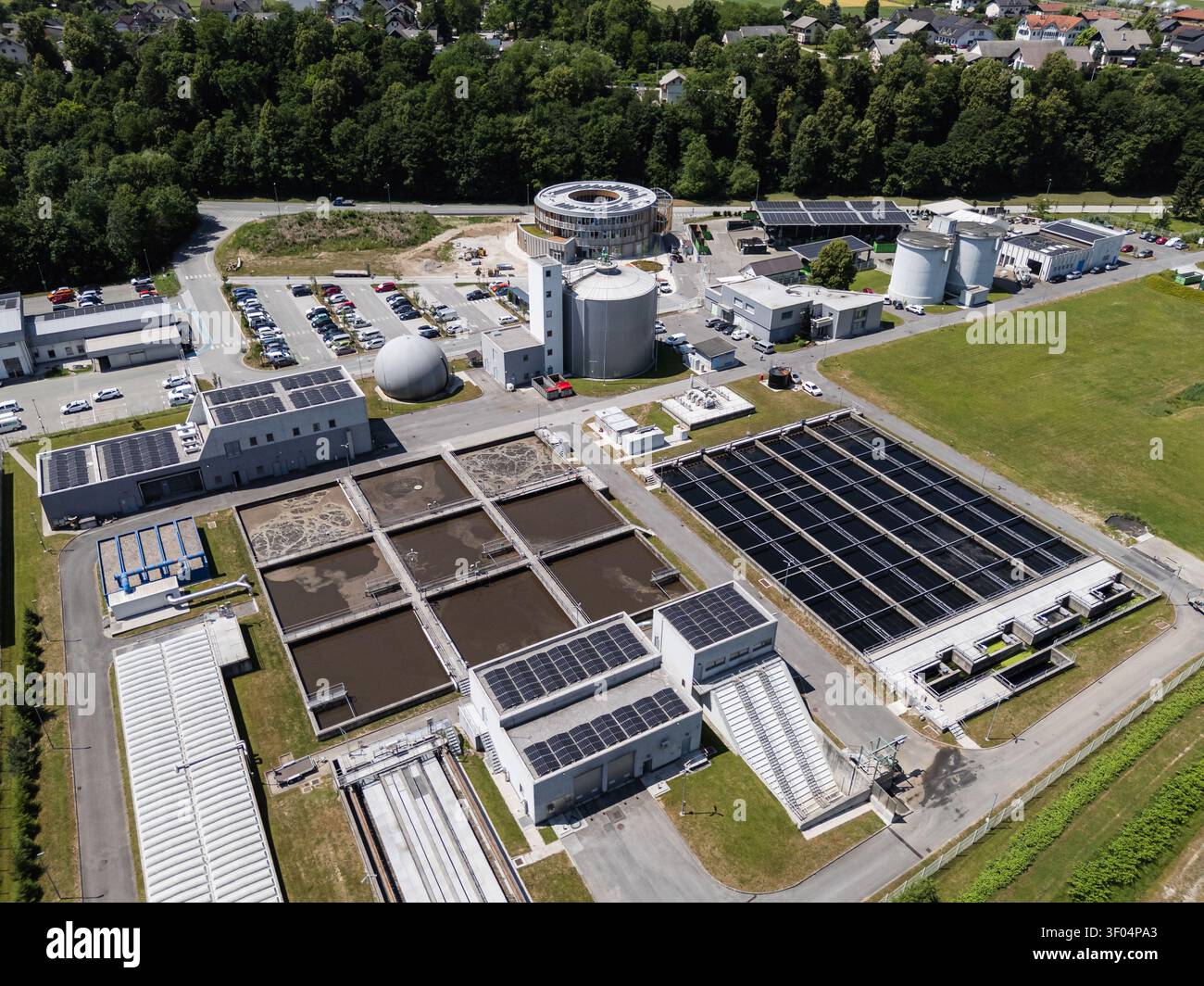 L'installation centrale traite l'eau urbaine et industrielle pour la purification et la protection de l'environnement dans un cadre d'infrastructure moderne. Banque D'Images