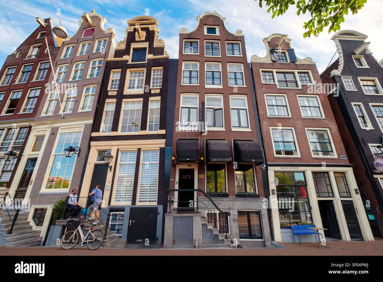 Maisons étroites à pignons le long de la rue Amstel / rivière, Amsterdam, Hollande, pays-Bas, Europe Banque D'Images
