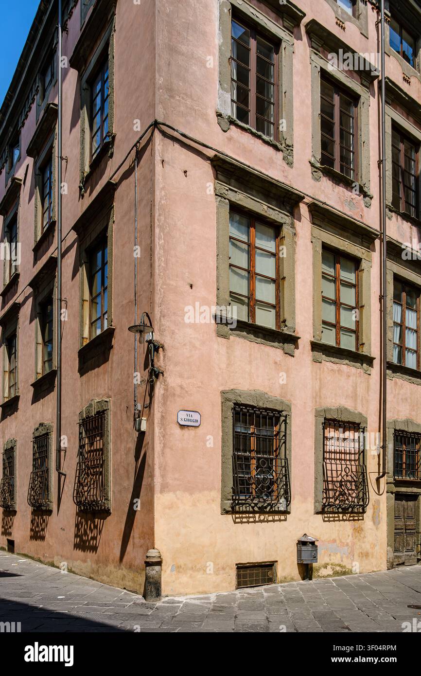Tissu historique d'un bâtiment dans la vieille ville de Lucques, Toscane, Italie. Banque D'Images
