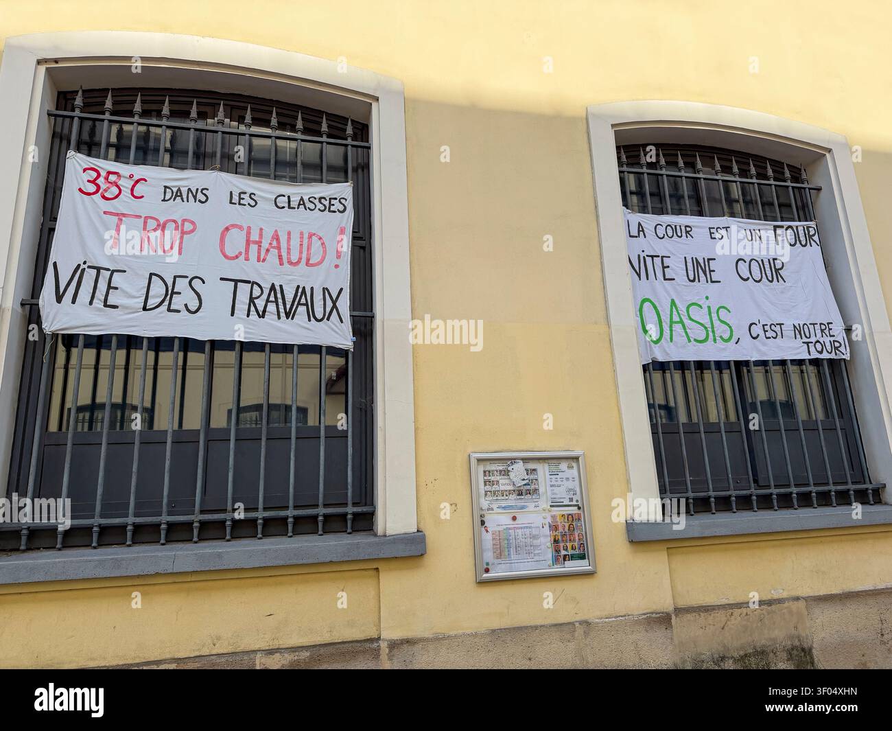 Paris, France, Gros plan, Bannière de protestation exposée, devant une école de grammaire française, façade, Canicule, Jour de chaleur, Panneaux sur les fenêtres à l'extérieur de l'Europe Banque D'Images