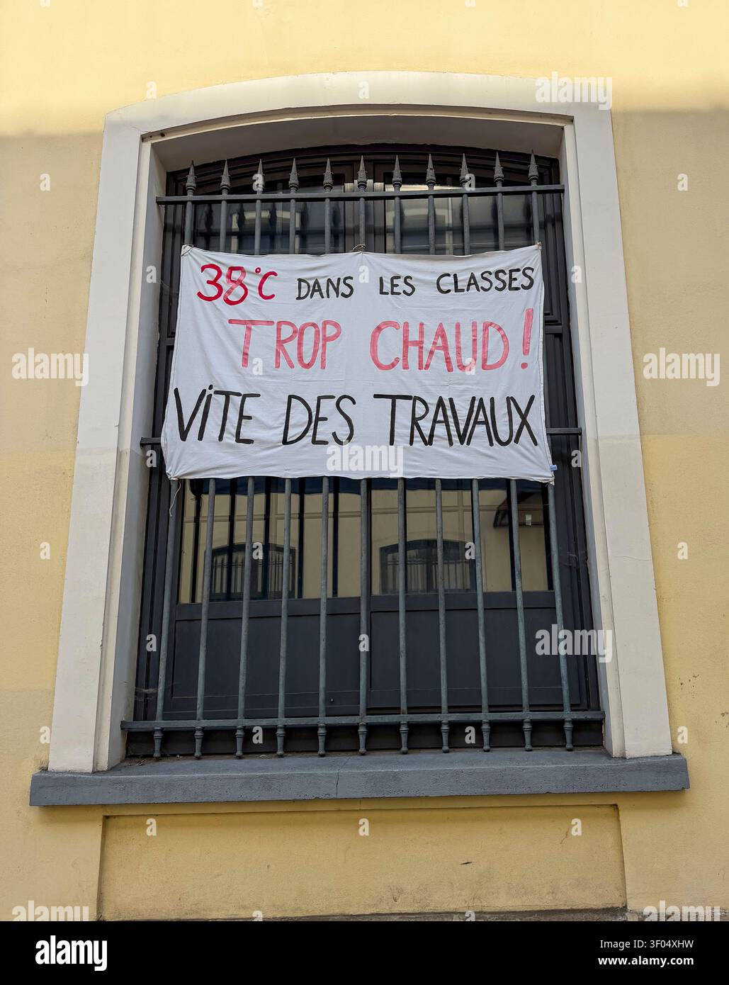 Paris, France, Gros plan, Bannière de protestation exposée, devant une école de grammaire française, façade, Canicule, Jour de chaleur, Panneaux sur les fenêtres à l'extérieur de l'Europe Banque D'Images