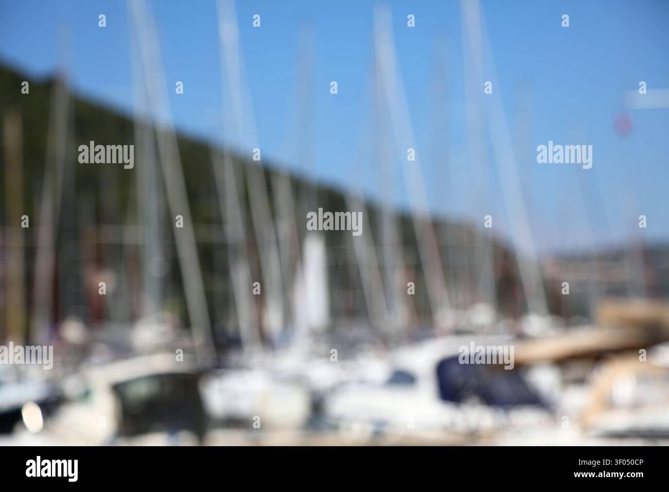 Fond de voile - yachts de marina en Croatie. Fond flou abstrait d'été. Banque D'Images