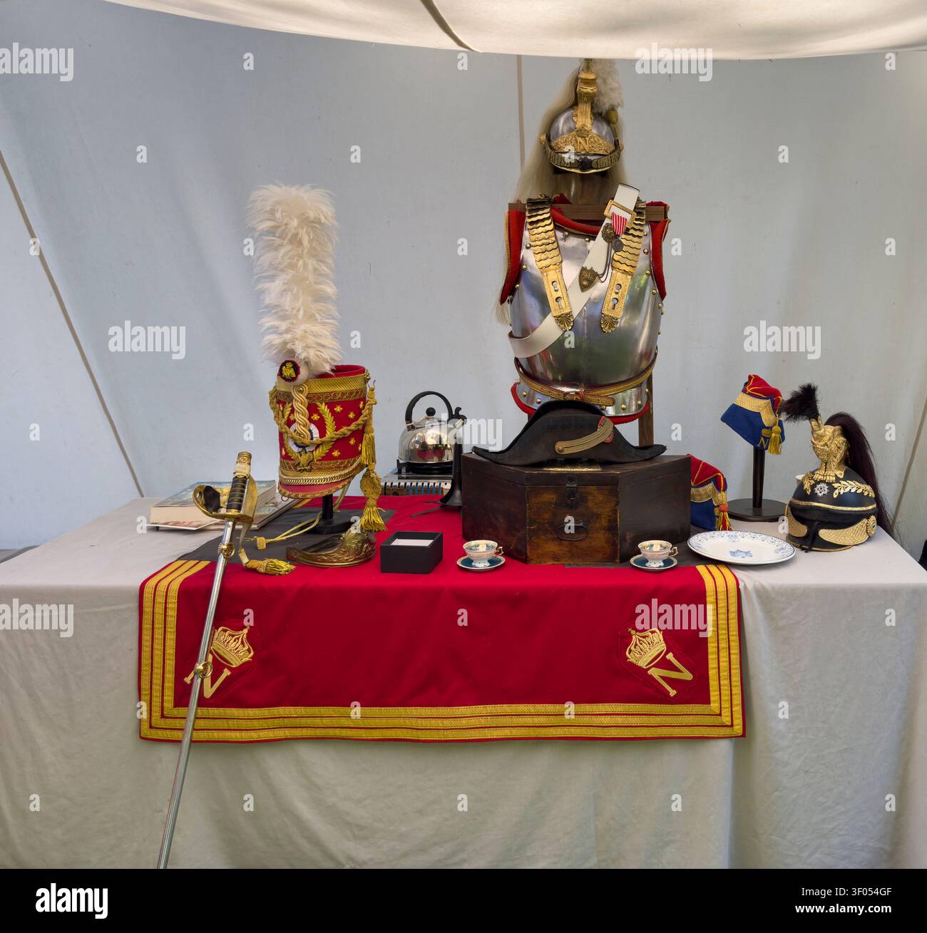 Exposition d'uniformes militaires et artefacts des guerres napoléoniennes - Image de stock capturée avec un smartphone