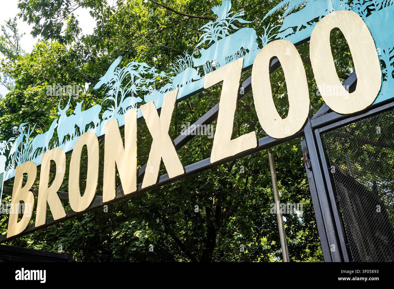 Panneau du Bronx Zoo à l'entrée du zoo à New York City Banque D'Images