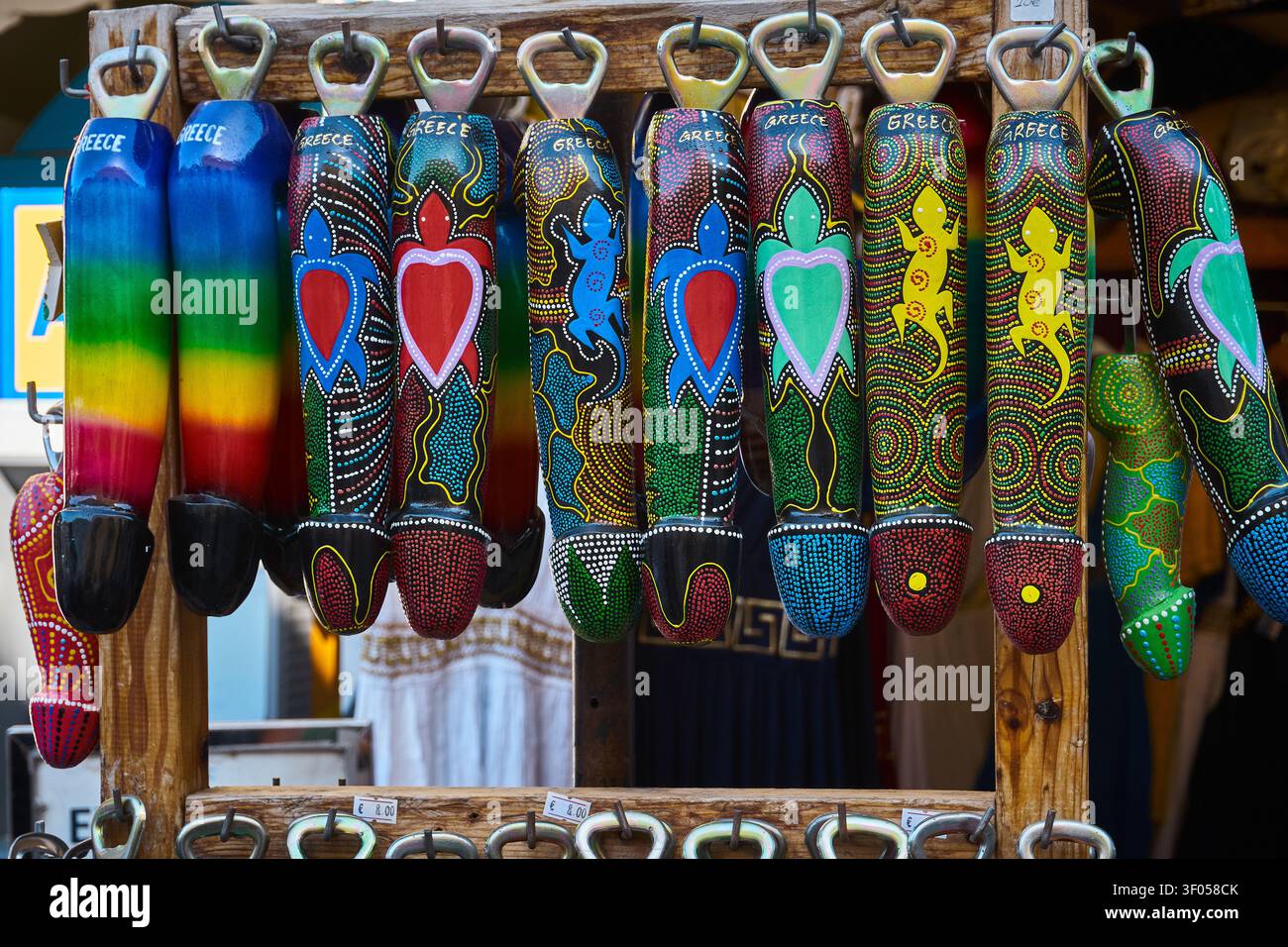 Monastiraki, Athènes, Grèce – 1er juin 2026 : Souvenirs phalliques grecs traditionnels en forme d’ouvre-bouteilles sur un étal de marché Banque D'Images