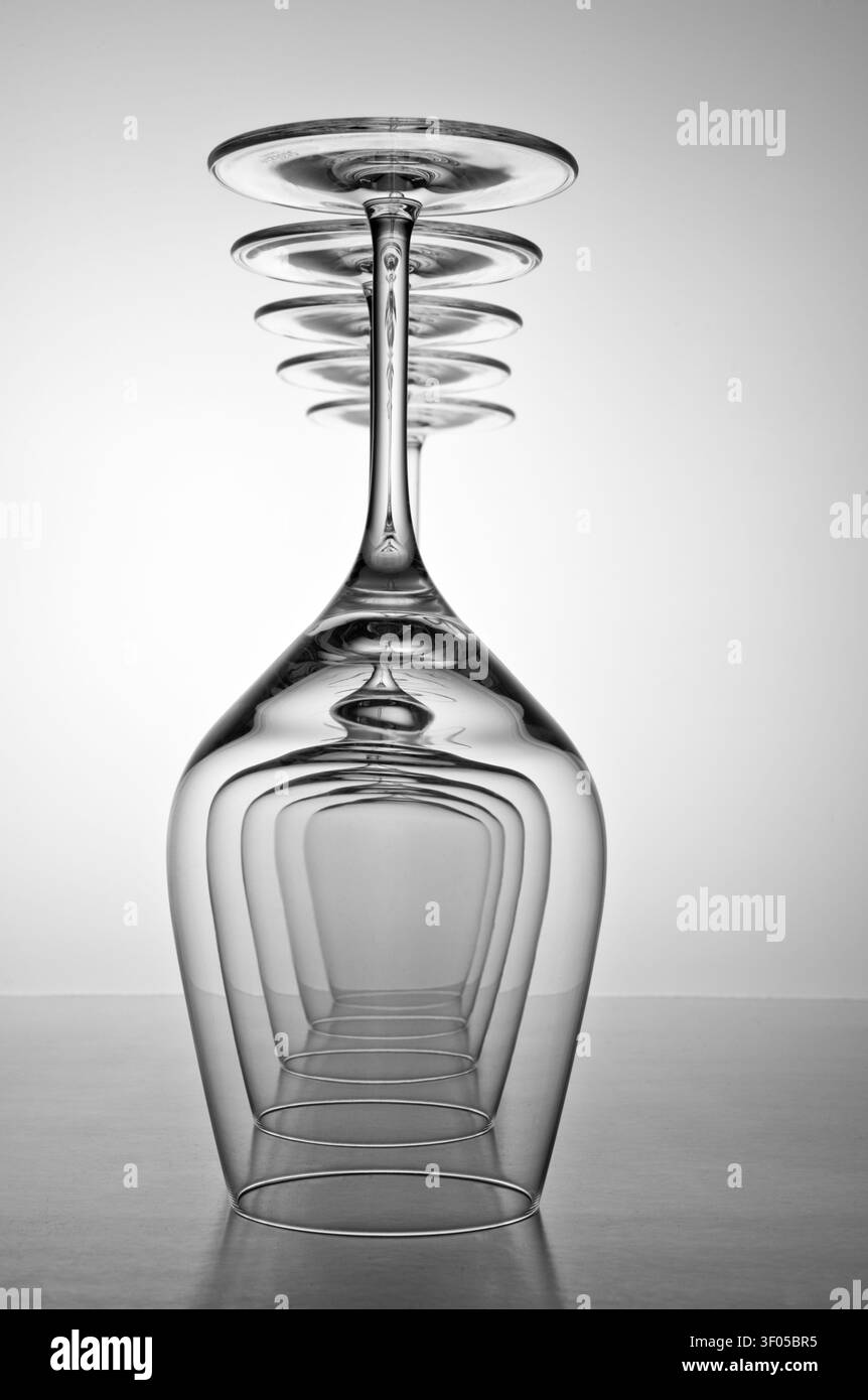 Les verres à pied réfléchissent et se répètent, formant un motif de formes abstraites en noir et blanc Banque D'Images