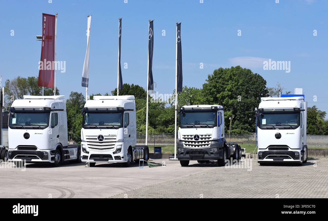 Pradamano, Italie. 5 juillet 2026. Différents modèles de camions Mercedes-Benz auprès du concessionnaire officiel du fabricant allemand. Banque D'Images