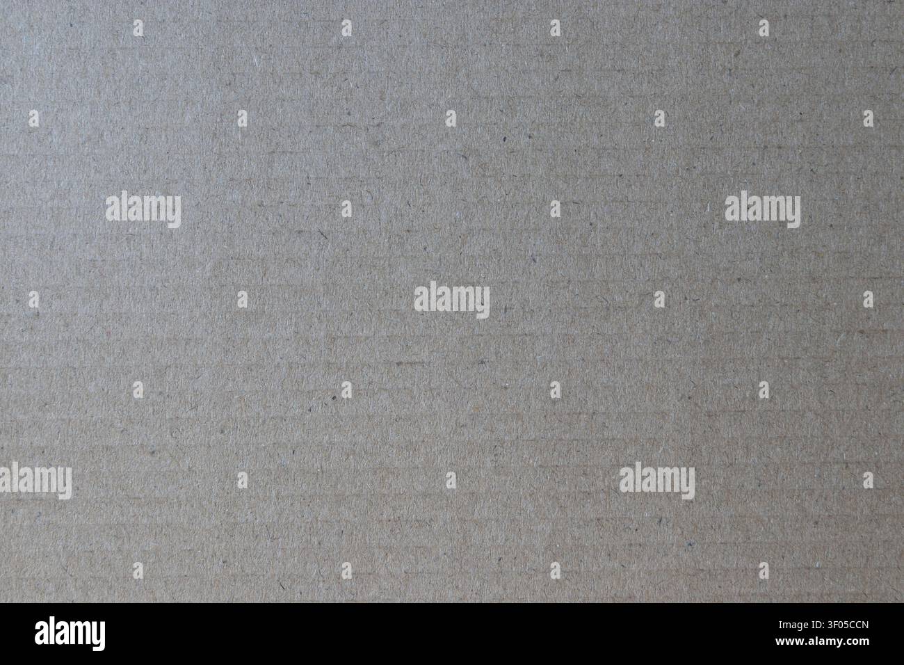 Gros plan sur un fond en carton marron avec des rayures horizontales subtiles et des fibres sombres visibles. Texture de papier naturel pour l'emballage, design éco, artisanat et Banque D'Images