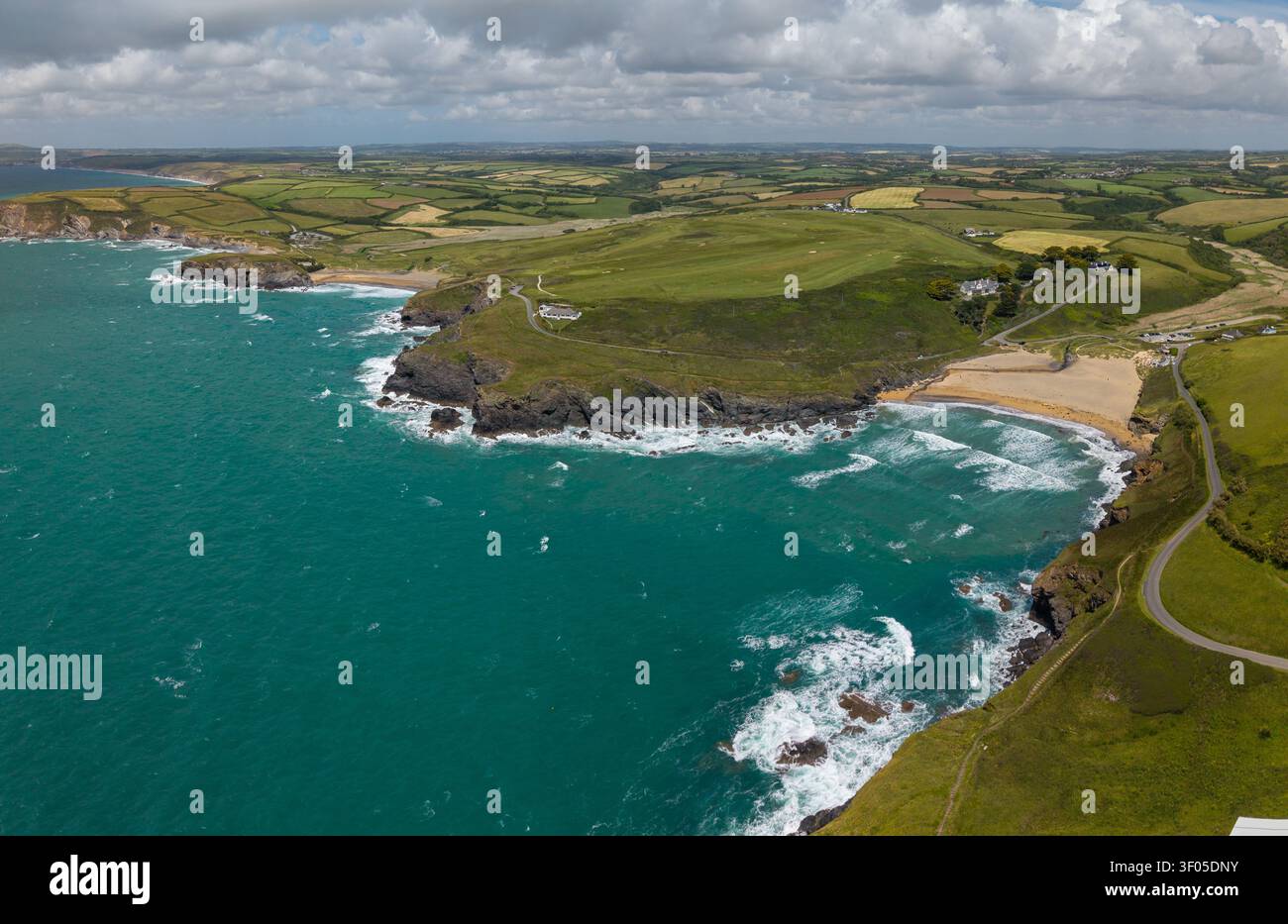 Vue panoramique de paysage aérien de la station balnéaire populaire de Cornouailles de Poldhu et Mullion sur la péninsule de Lizard en Cornouailles, Royaume-Uni avec paysage marin et M. Banque D'Images